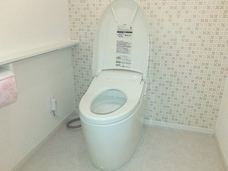 トイレリフォーム 床と手洗器扉もあわせて一新！すっきり快適になったトイレ