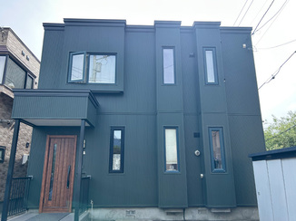 外壁・屋根リフォーム 印象をガラッと変えたスタイリッシュな外壁＆住まいに調和した玄関ドア