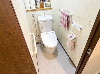 トイレリフォーム 床も一緒に張り替えた、明るく清潔感のあるトイレ