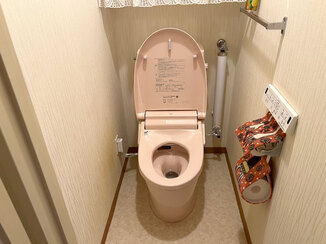 トイレリフォーム スムーズな施工で仕上げた、暖かみのある雰囲気のレストルーム